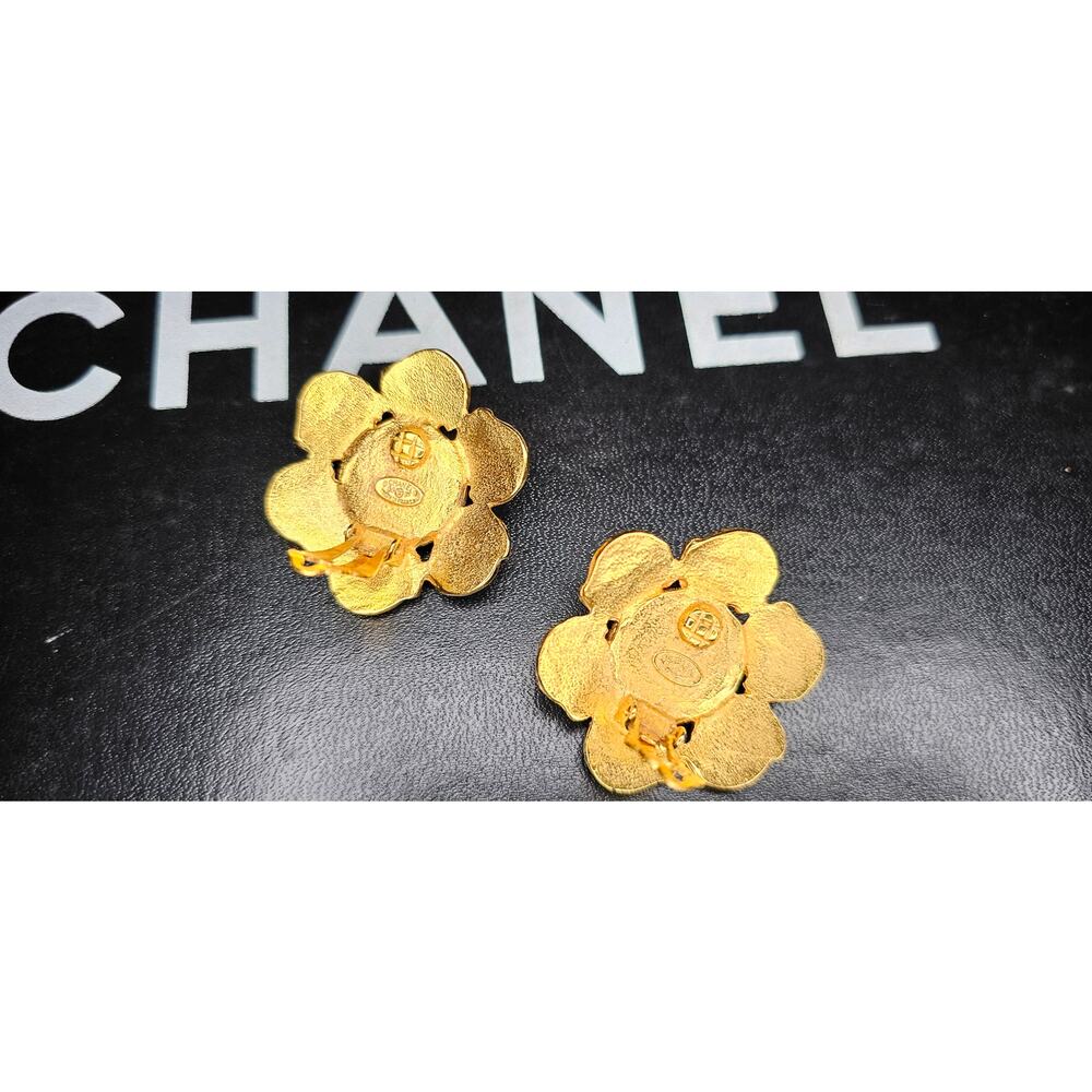CHANEL Vintage 94P Green Gripoix Clip On Earrings - Picture 5 of 6